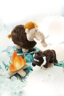 Nici 48071 Mammut Elke Stehend Ca 35cm Stone Age Plüsch Kuscheltier -Nici Gmbh 45324 45309 45314 10 Milieu 1365x2048