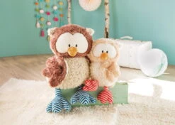 Nici 48079 Eule Oscar 50cm Mit Drehbarem Kopf Plüsch The Owlsons -Nici Gmbh 46093 04 46096 Milieu 2048x1462