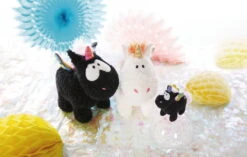 Nici 48419 Weißes Einhorn Rainbow Yin & Yang 22cm Stehend Plüsch Kuscheltier -Nici Gmbh 47378 04 47379 47374 Milieu 2048x1300 3