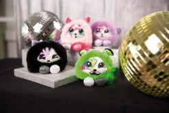 Nici 47909 Pixidoos Pets 2-in-1 Wendeplüsch Katze Sunbi 12cm Lila-schwarz Plüsch -Nici Gmbh 47907 10 47906 47909 47908 Milieu 2048x1365 3