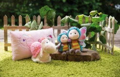 Nici 47935 Schlüsselanhänger Rosa Schnecke 10cm Plüsch Hello Spring Frühling -Nici Gmbh 47941 06 47938 47946 47947 Milieu 2048x1312 2