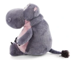 Nici 47964 Nilpferd DJ Nilbert 25cm Sitzend Plüsch Wild Friends GREEN -Nici Gmbh 47960 02 ZA Frei 2048x1693 2