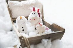 Nici 48165 Einhorn Theodor Im Schneeanzug Ca 45cm Plüsch Kuscheltier GREEN -Nici Gmbh 48166 10 48163 48162 Milieu vorl 2048x1365 4