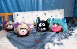 Nici 48423 Monsterdoos Monster Creepydoo Schwarz 10cm Plüsch Kuscheltier -Nici Gmbh 48421 10 48422 48423 Milieu 2048x1330 1