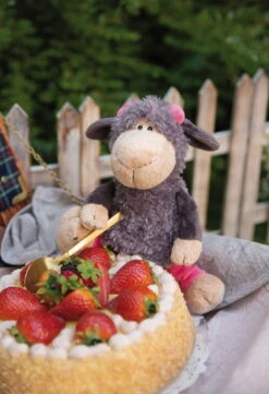 Nici 48534 Graues Schaf Mit Blume Jolly Lucy Ca 25cm Schlenker Plüsch Kuscheltier -Nici Gmbh 48534 16 Milieu 1402x2048