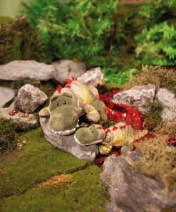 Nici 48814 Dinosaurier Fossily 35cm Liegend Plüsch Kuscheltier Dino GREEN -Nici Gmbh 48811 12 48814 Milieu 1697x2048 2